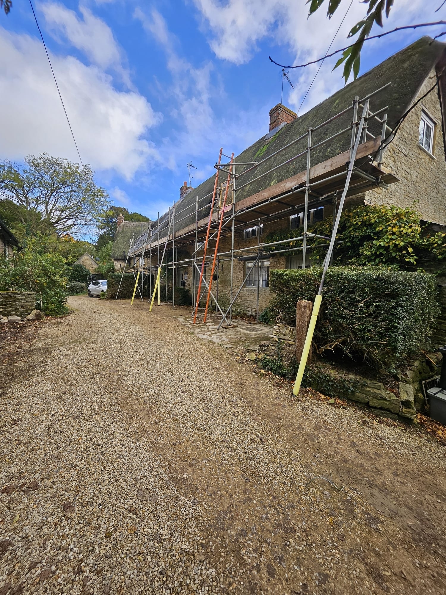 upright-scaffolding-thatch-scaffold-cotswolds-small