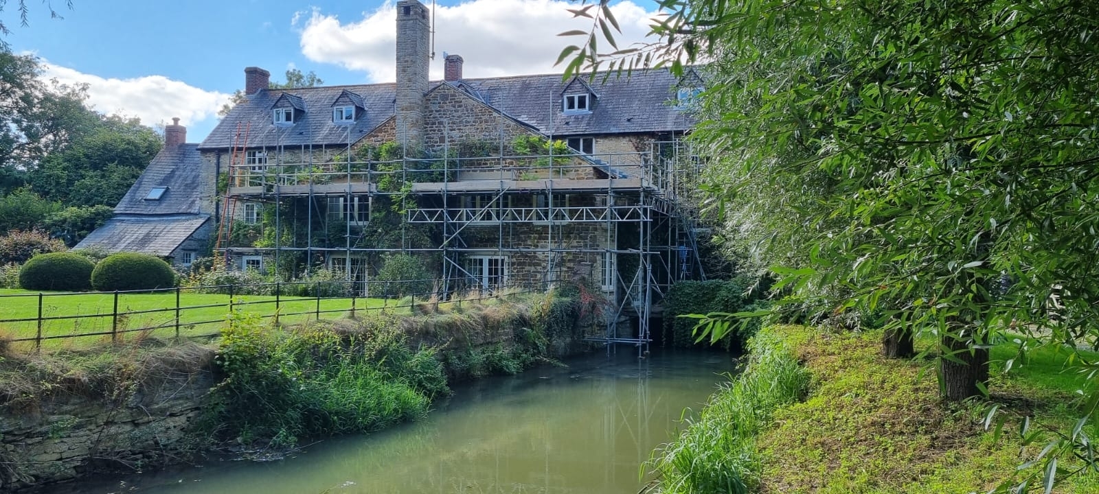 upright-scaffolding-the-old-mill-lower-heyford-small