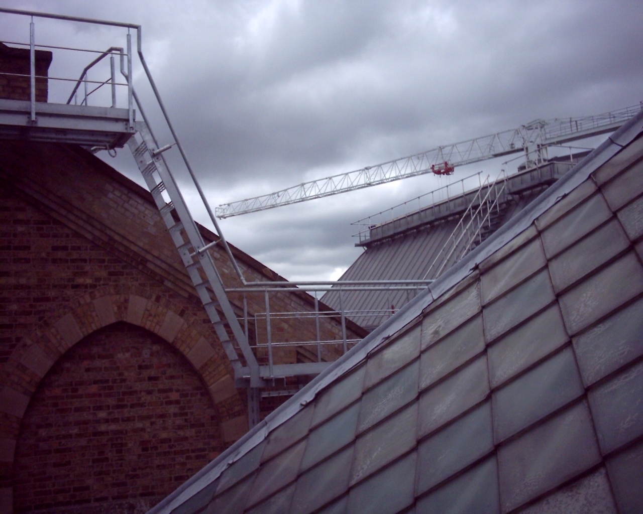 beards-rooftop-walkways-by-tp-steelwork-ltd-02-small