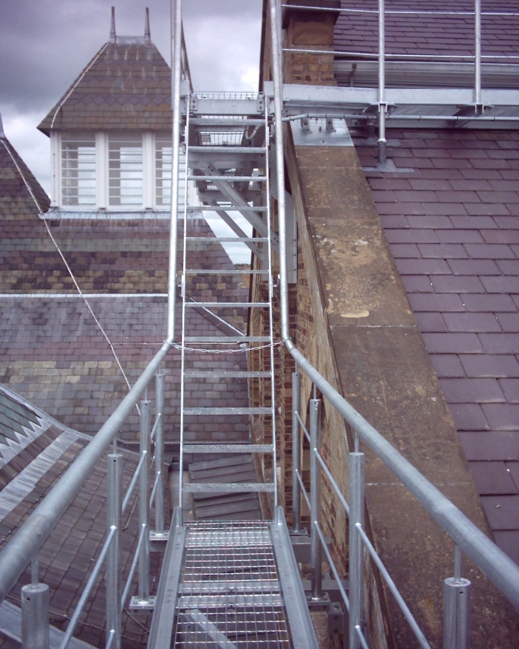 beards-rooftop-walkways-by-tp-steelwork-ltd-06-small